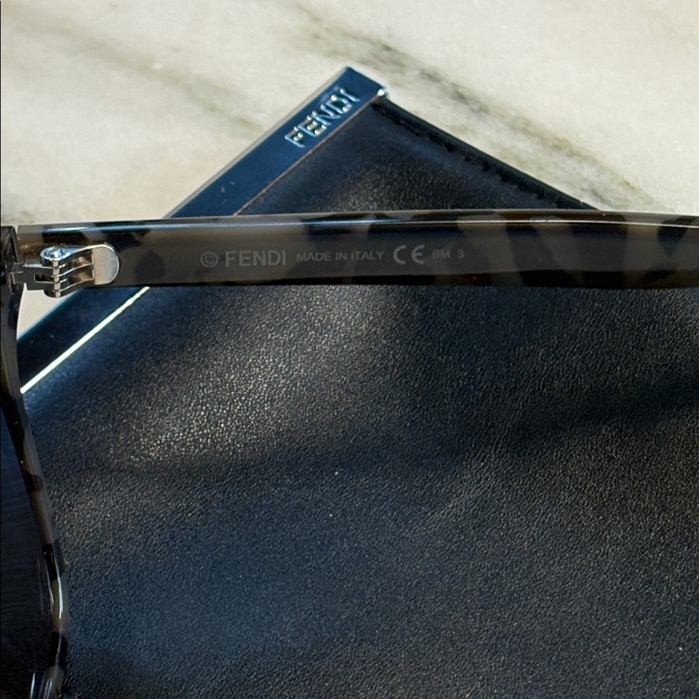 Fendi Gray Tortoise Unisex Sunglasses full inclusion worn once - Picture 10 of 16